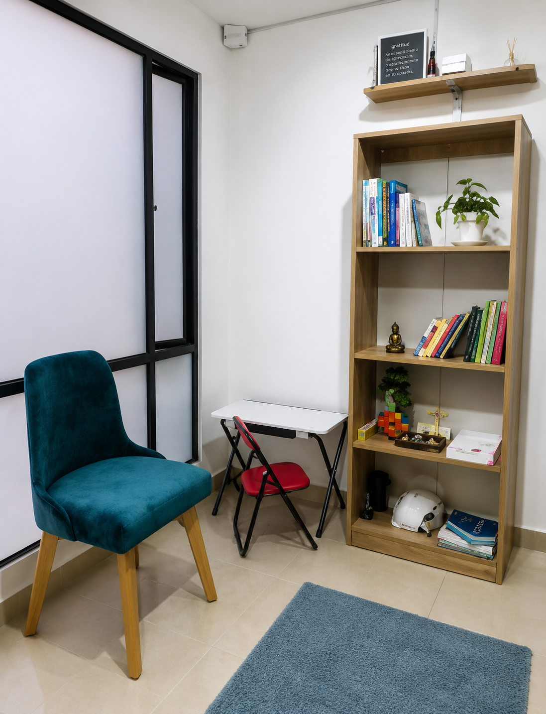 Consultorio de atención psicológica con silla y biblioteca